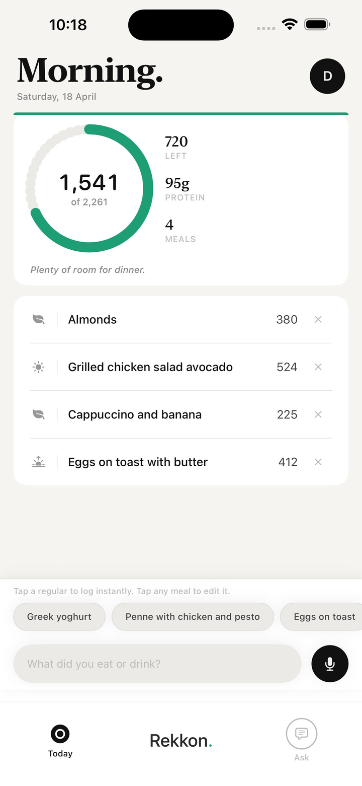 Rekkon Today screen: 1,541 of 2,261 calories, 95g protein, four logged meals including grilled chicken salad and eggs on toast, with a microphone button and the prompt ‘What did you eat or drink?’